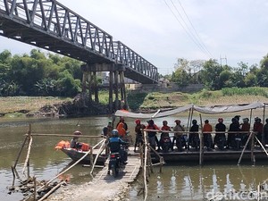 Jembatan Glendeng Bojonegoro Ditutup, Perahu Nambangan Ramai