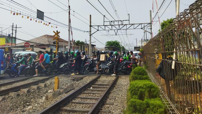 perlintasan kereta api di stasiun Pondok Jati