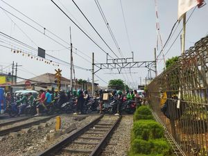 Viral Banyak Pemotor Terobos Palang Rel di Jaktim Saat KA Hendak Melintas