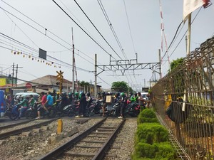 Momen Kereta Disetop gegara Banyak Pemotor Terobos Palang Rel di Jaktim