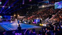 Penonton bersorak menyaksikan pertandingan Thariq Halilintar dan Vonny Felicia vs Athalia dan Fuji. Foto: BNI Media Clash 3.0