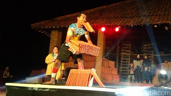 Peserta pamer otot dan karya di lomba binaraga antarJebor 2023.