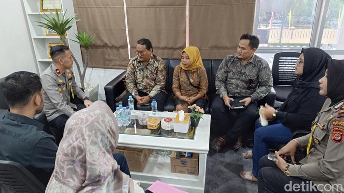Polres Bogor menerima audiensi Siti Mauliah, ibu dari bayinya yang tertukar selama satu tahun (Rizky Adha/detikcom)