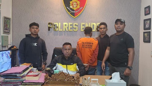 Kasat Reskrim Polres Ende Iptu Yance Kadiaman (duduk) memperlihatkan PN alias Nus (40) tersangka pembunuhan pasangan kumpul kebonya, VM alias Vero. (Istimewa).