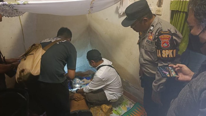 Pria di Narmada Lombok Barat ditemukan tewas tergantung di dalam kamar tamu rumahnya, Jumat sore (11/8/2023).