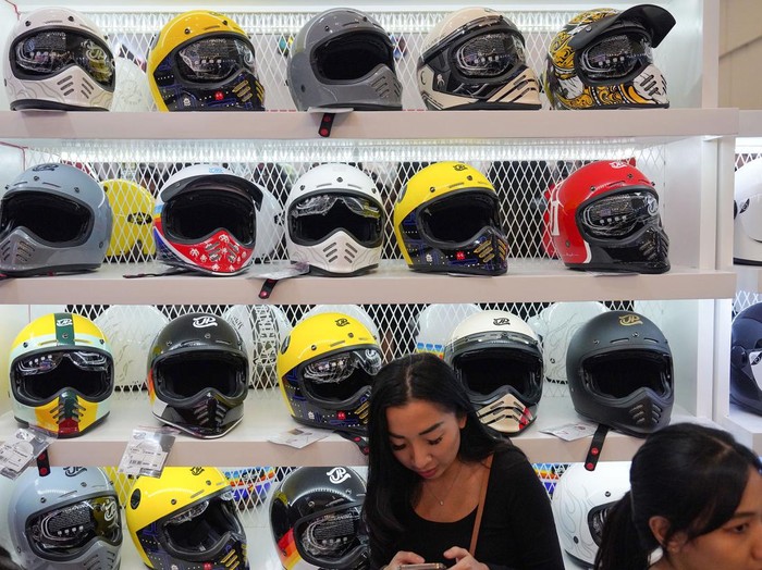 PT. Jaya Plastik Mandiri (JP Industries) selaku produsen helm lokal dengan JPX, JP dan JPR terus mengembangkan produk-produknya sesuai dengan permintaan pengendara motor saat ini.
