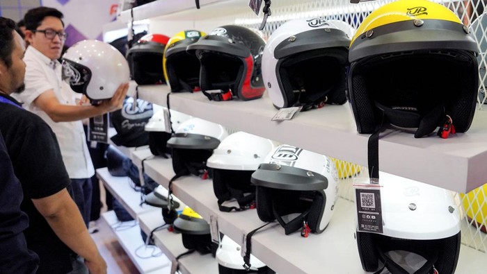 PT. Jaya Plastik Mandiri (JP Industries) selaku produsen helm lokal dengan JPX, JP dan JPR terus mengembangkan produk-produknya sesuai dengan permintaan pengendara motor saat ini.