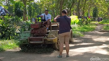 Gambar pertama fokus pada pemotretan di mobil jadul. Foto: Adi Fida Rahman/detikINET