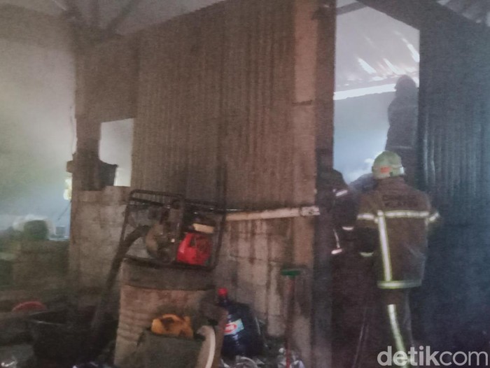 Regu pemadam kebakaran Satpol PP Klaten memadamkan api di gudang pabrik tahu di Desa Mandong, Trucuk, Klaten, Sabtu (12/8/2023).