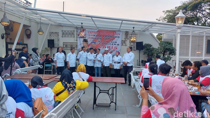 Relawan Ganjar Indonesia Sejahtera (GARIS) mendeklarasikan dukungan kepada Gubernur Jawa Barat (Jabar) Ridwan Kamil menjadi pendamping Ganjar di Pilpres 2024 (Rumondang/detikcom)