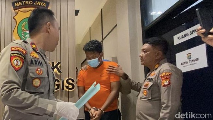 Rifki Azis Ramadan (23) meminta maaf dan mengaaku menyesal telah mmebunuh ibu dan membacok ayah di Depok.