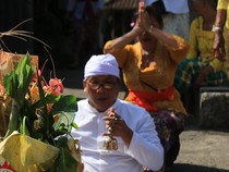 Hujan Uang di Tradisi Mesuryak Saat Perayaan Kuningan