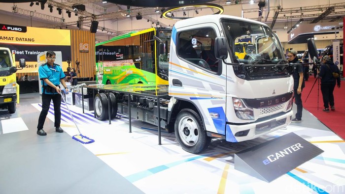 Sang Legenda Mitsubishi Fuso Mejeng di GIIAS 2023