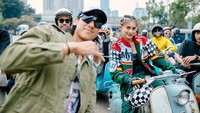 Gaya Sean Gelael dan Sintya Marisca saat tiba di Istora Senayan dengan Vespa. Foto: BNI Media Clash 3.0