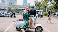 Sintya Marisca stylish abis dengan Vespanya. Foto: BNI Media Clash 3.0
