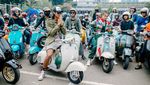 Gaya Sean Gelael dan Sintya Marisca Vespaan Bareng
