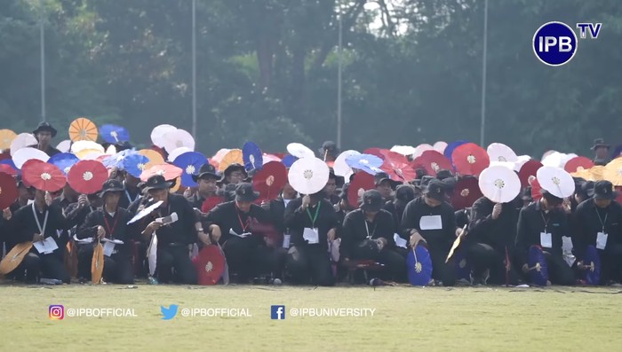 Sebanyak 3,750 mahasiswa baru IPB University angkatan 60 memecahkan rekor dunia Record Holders Republic (RHR) dengan kategori 'The Biggest Human 3D Puzzle Assembly' pada Masa Pengenalan Kampus Mahasiswa Baru (MPKMB) 2023.