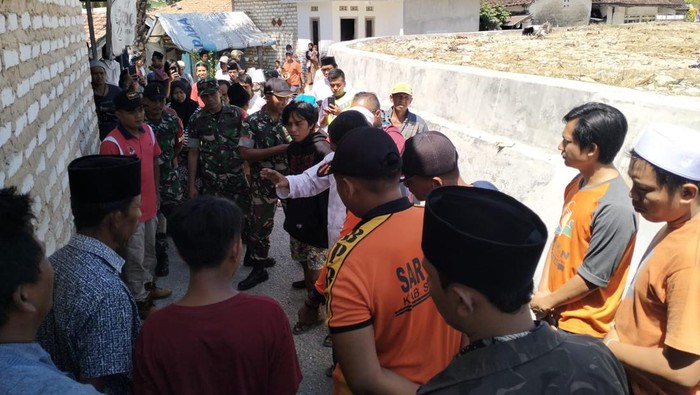 Sejumlah pihak berwenang menindaklanjuti laporan warga Desa Moncek Tengah, Sumenep soal bunyi misterius dari dalam bumi.