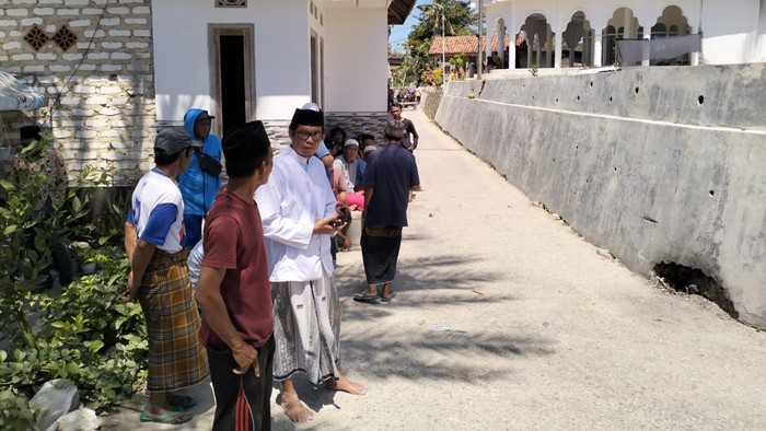 Sejumlah pihak berwenang menindaklanjuti laporan warga Desa Moncek Tengah, Sumenep soal bunyi misterius dari dalam bumi.
