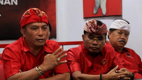 Sekretaris DPC PDIP Tabanan I Nyoman Arnawa (kiri), Wabup Tabanan I Made Edi Wirawan, Wakil Ketua DPC PDIP Tabanan I Made Dirga menyampaikan sikap partai, Sabtu (12/8/2023).