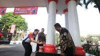 Menjadi bagian dalam menggaungkan semangat kebersamaan dan gotong royong dalam menyambut perayaan akbar Hari Kemerdekaan Republik Indonesia ke-78, Nippon Paint Indonesia kembali menginisiasi pengecatan Gapura Merah Putih. Pengecatan Gapura Merah Putih juga selaras dengan 5 dari 17 tujuan pembangunan berkelanjutan PBB, yakni kehidupan sehat dan sejahtera, pendidikan berkualitas, pekerjaan layak dan pertumbuhan ekonomi, mengurangi kesenjangan, kota dan permukiman ramah lingkungan.