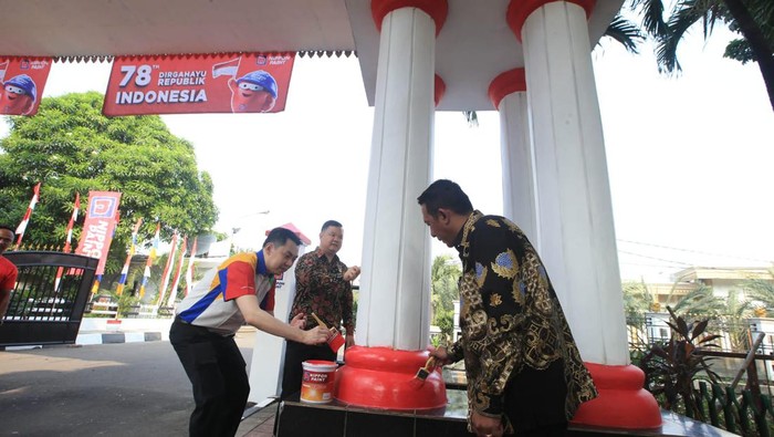 Semarak Sambut Kemerdekaan Ri Dalam Gapura Merah Putih