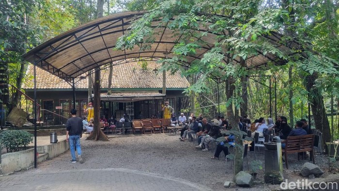 Suasana rumah duka pelukis Djoko Pekik di Bangunjiwo, Kasihan, Bantul, DIY, Sabtu (12/8/2023).