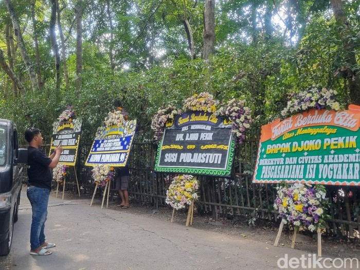 Suasana rumah duka pelukis Djoko Pekik di Bangunjiwo, Kasihan, Bantul, DIY, Sabtu (12/8/2023).