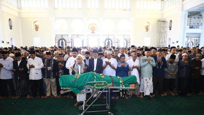 Suasana salat jenazah almarhum Prof Dr KH Roem Rowi