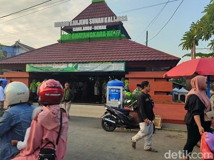 Suasana warung dan peziarah di Area Makam Sunan Kalijaga, Kabupaten Demak, Sabtu (12/8/2023).