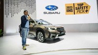 Subaru Outback hanya ditawarkan dengan satu varian. Subaru Outback 2.5i-TOURING EyeSight dibanderol dengan harga Rp 779,5 juta.