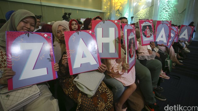 Pendukung juga membawa huruf yang membentuk nama salah satu finalis Emeron Hijab Hunt 2023. Acara semakin meriah dengan teriakan dan sorak antusias dari pendukung yang berada di bawah panggung. Foto: Rifkianto Nugroho.