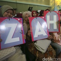 Pendukung juga membawa huruf yang membentuk nama salah satu finalis Emeron Hijab Hunt 2023. Acara semakin meriah dengan teriakan dan sorak antusias dari pendukung yang berada di bawah panggung. Foto: Rifkianto Nugroho.