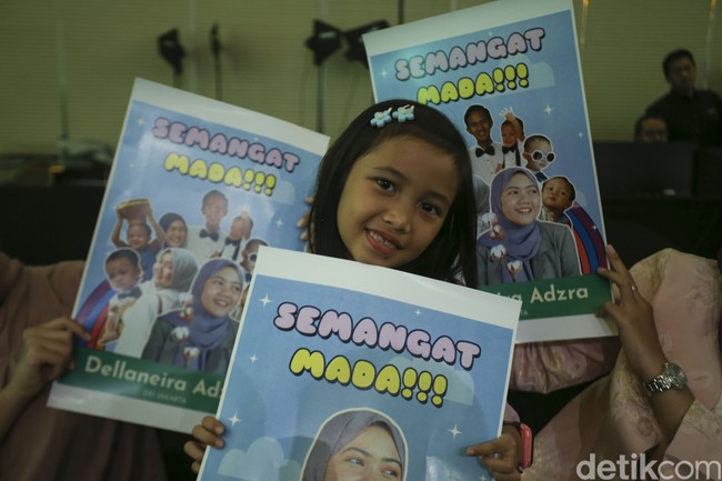 Ada juga keluarga yang memberikan suntikan energi melalui kata-kata melalui selembaran. Ketika finalis tersebut tampil, para pendukung semakin bersorak agar finalis semakin semangat. Foto: Rifkianto Nugroho