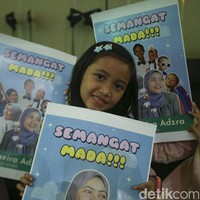 Ada juga keluarga yang memberikan suntikan energi melalui kata-kata melalui selembaran. Ketika finalis tersebut tampil, para pendukung semakin bersorak agar finalis semakin semangat. Foto: Rifkianto Nugroho