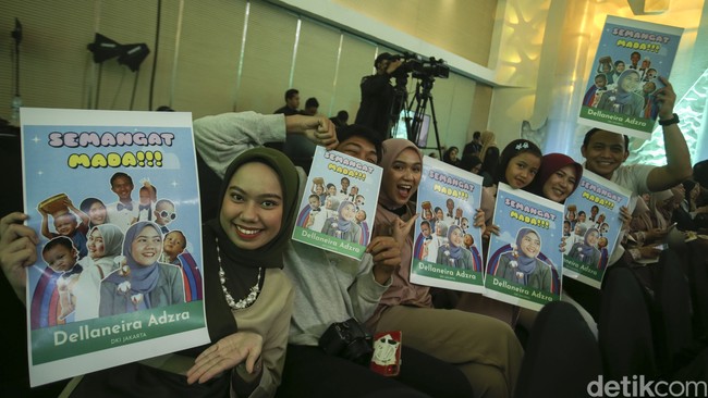 Pembawa acara Arafah Rianti, Halda Rianta dan Sahil Muchsin Mulachela membuat momen pengumuman Emeron Hijab Hunt 2023 semakin mendebarkan. Nama finalis yang terpilih sebagai pemenang satu-persatu disebutkan. Para pendukung langsung riuh menyebutkan nama finalis. Foto: Rifkianto Nugroho.