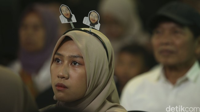 Selain banner dan selembaran, pendukung ada yang memakai bando dengan foto finalis Emeron Hijab Hunt 2023. Para pendukung membuat Ice Palace semakin panas. Foto: Rifkianto Nugroho.