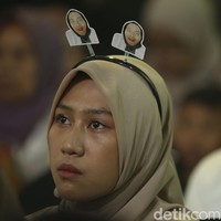 Selain banner dan selembaran, pendukung ada yang memakai bando dengan foto finalis Emeron Hijab Hunt 2023. Para pendukung membuat Ice Palace semakin panas. Foto: Rifkianto Nugroho.