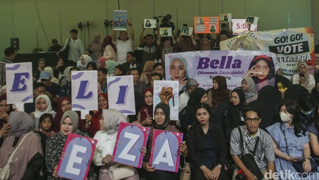 Keberhasilan 25 finalis Emeron Hijab Hunt 2023 tentunya tak lepas dari dukungan dari keluarga dan orang terdekat. Sebagai bentuk dukungan penuh kepada finalis Emeron Hijab Hunt 2023, para supporter membawa banner dengan beragam bentuk yang unik. Foto: Rifkianto Nugroho.