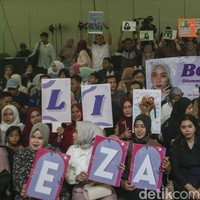 Keberhasilan 25 finalis Emeron Hijab Hunt 2023 tentunya tak lepas dari dukungan dari keluarga dan orang terdekat. Sebagai bentuk dukungan penuh kepada finalis Emeron Hijab Hunt 2023, para supporter membawa banner dengan beragam bentuk yang unik. Foto: Rifkianto Nugroho.