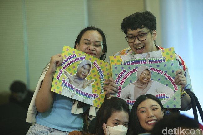Ada yang membuat selembaran dengan foto dan nama finalis, agar membuat finalis tersebut tampil maksimal di hadapan juri saat mempresentasikan hasil konten yang sudah dibuat. Foto: Rifkianto Nugroho.