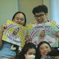 Ada yang membuat selembaran dengan foto dan nama finalis, agar membuat finalis tersebut tampil maksimal di hadapan juri saat mempresentasikan hasil konten yang sudah dibuat. Foto: Rifkianto Nugroho.