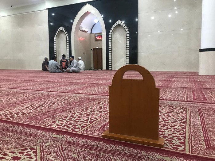 Sutrah adalah pembatas sholat.