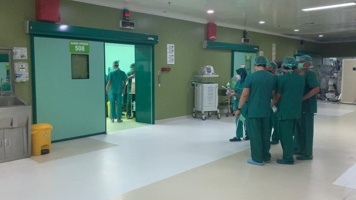 Tangkapan video persiapan sebelum operasi pemisahan kembar siam di RSSA Malang.