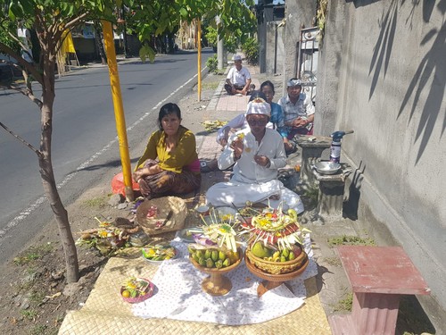 Tradisi nyaagang yang digelar warga Klungkung, Bali, menghantarkan leluhur ke alam nirwana, Sabtu (12/8/2023) (Putu Krista/detikBali)