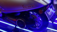 Daya jelajah Vespa Elettrica dapat menjangkau hingga 100 km dalam mode Eco, serta jarak maksimal 70 kilometer dalam mode Power. Menariknya Vespa Elettrica sudah dibekali Kinetic Energy Recovery System (KERS) yang membantu efisiensi pengisian daya.