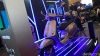 Soal harga seperti ditulis website resmi, Vespa Elettrica dijual Rp 198 juta. Harga itu bahkan lebih tinggi dari LCGC termahal Honda Brio Satya. Honda Brio Satya termahal dijual Rp 193,9 juta. 
