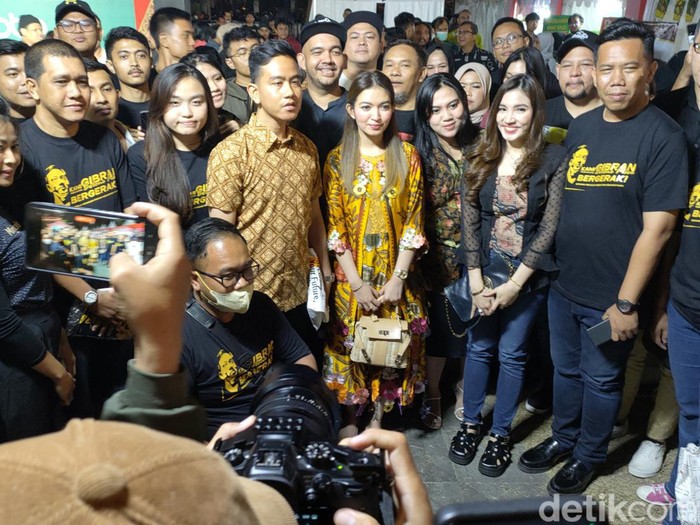 Wali Kota Solo Gibran Rakabuming Raka dan istrinya, Selvi Ananda, saat menemui relawan pendukungnya dari Jakarta yang hadir di acara peringatan Hari UMKM di Puro Mangkunegaran, Solo, Sabtu (12/8/2023) malam.