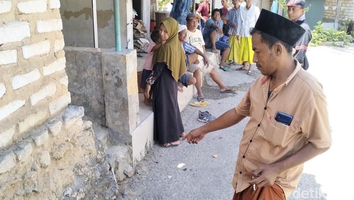 Warga Desa Moncek Tengah menunjukkan sumber bunyi misterius seperti orang sedang menggali sumur.