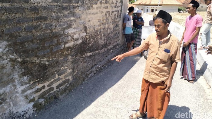 Warga Desa Moncek Tengah menunjukkan sumber bunyi misterius seperti orang sedang menggali sumur.